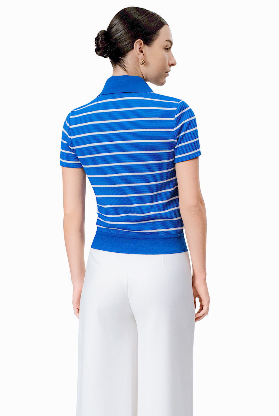 Blusa recta azul con escote en V y rayas horizontales