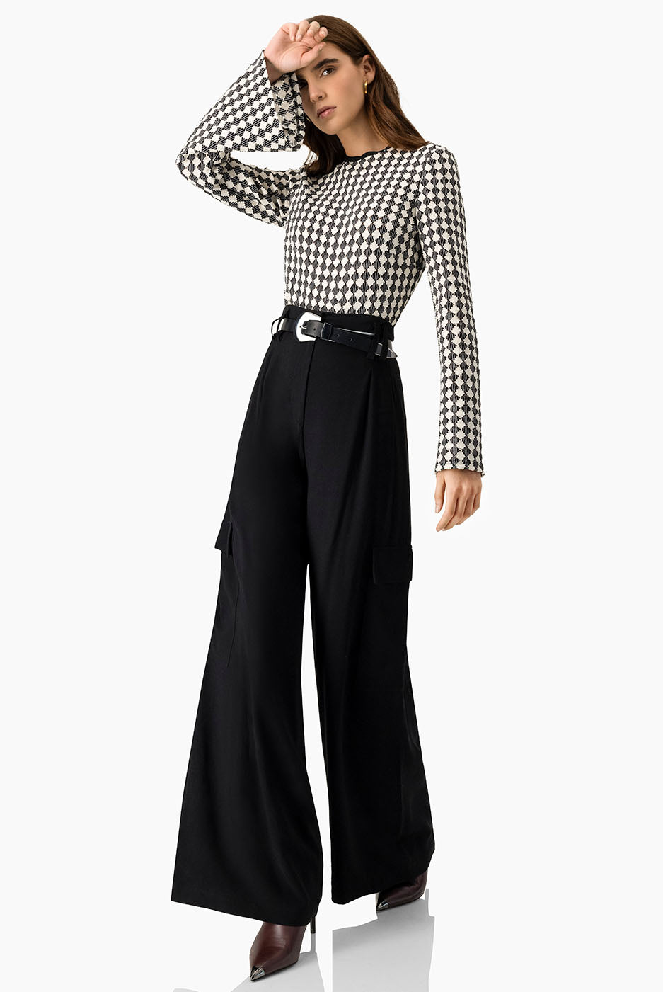 Blusa tejida natural con mangas acampanadas y patrón geométrico.