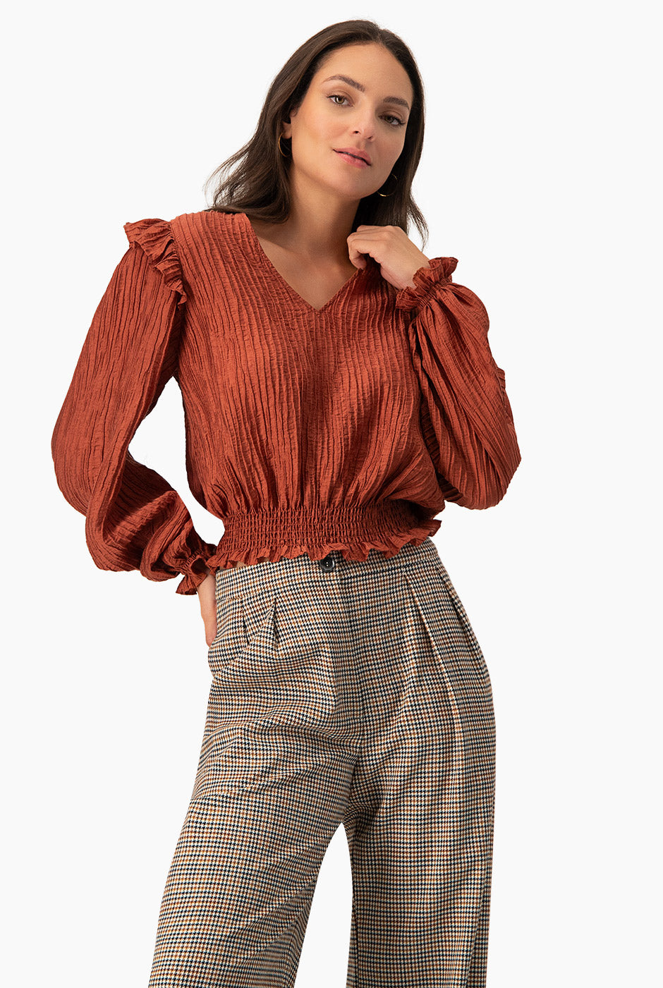 Blusa chedrón con escote en V y volantes en manga larga