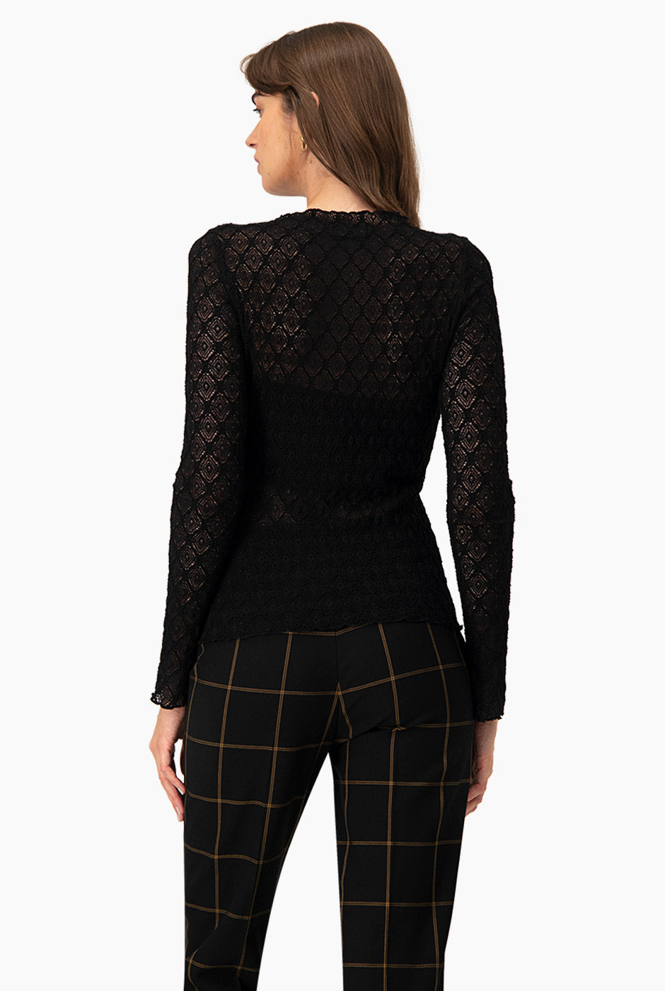 Blusa tejida negra de manga larga con encaje geométrico