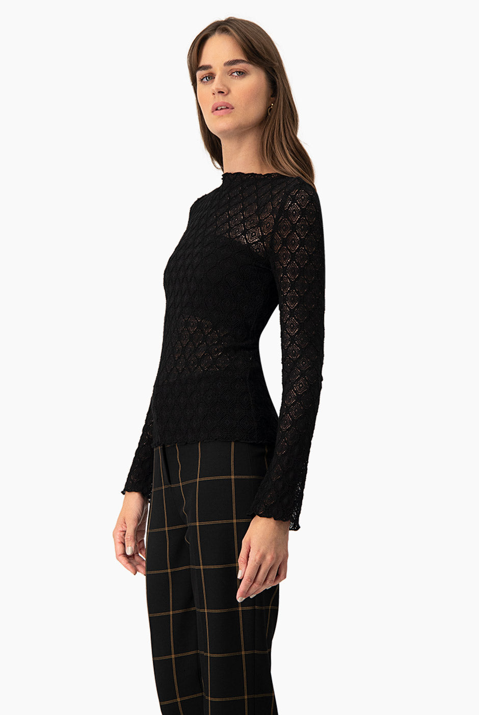 Blusa tejida negra de manga larga con encaje geométrico