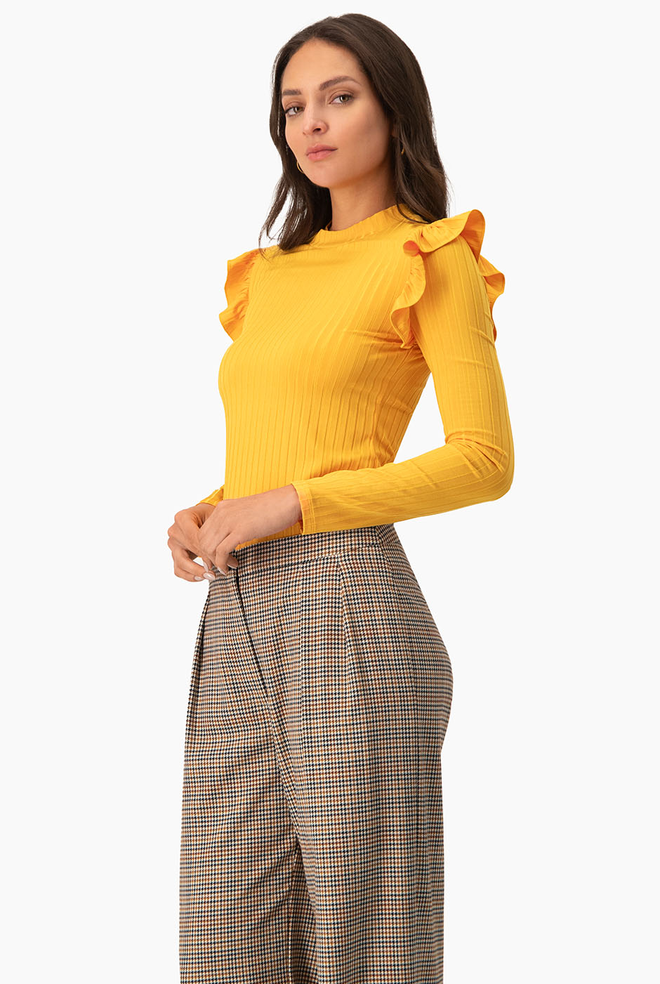 Blusa amarilla de manga larga con volantes y cuello alto