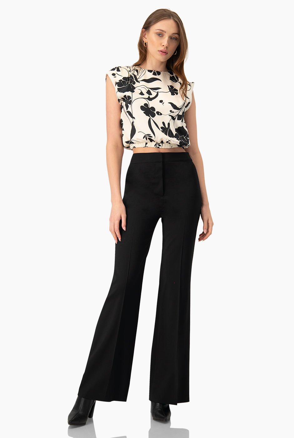 Blusa estampada sin mangas con diseño floral en blanco y negro