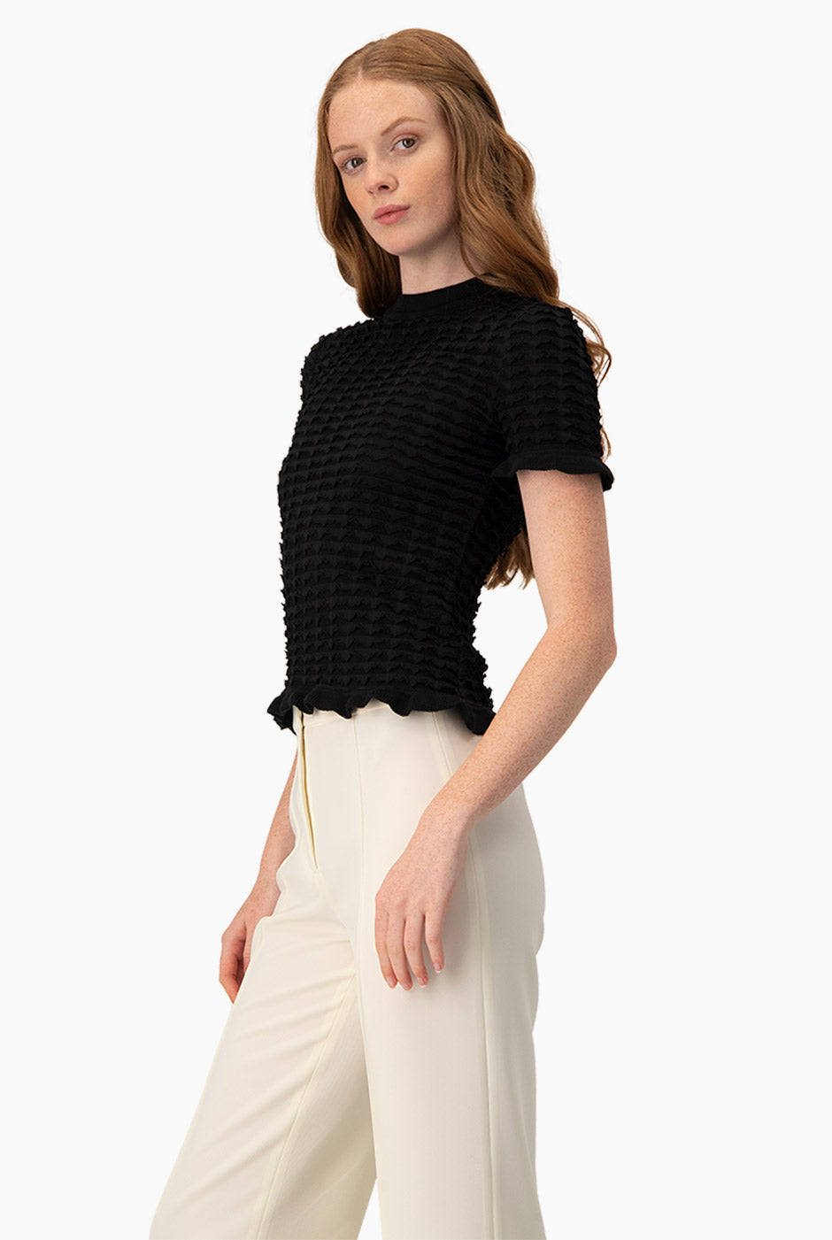 Blusa tejida negra con olanes y textura acanalada