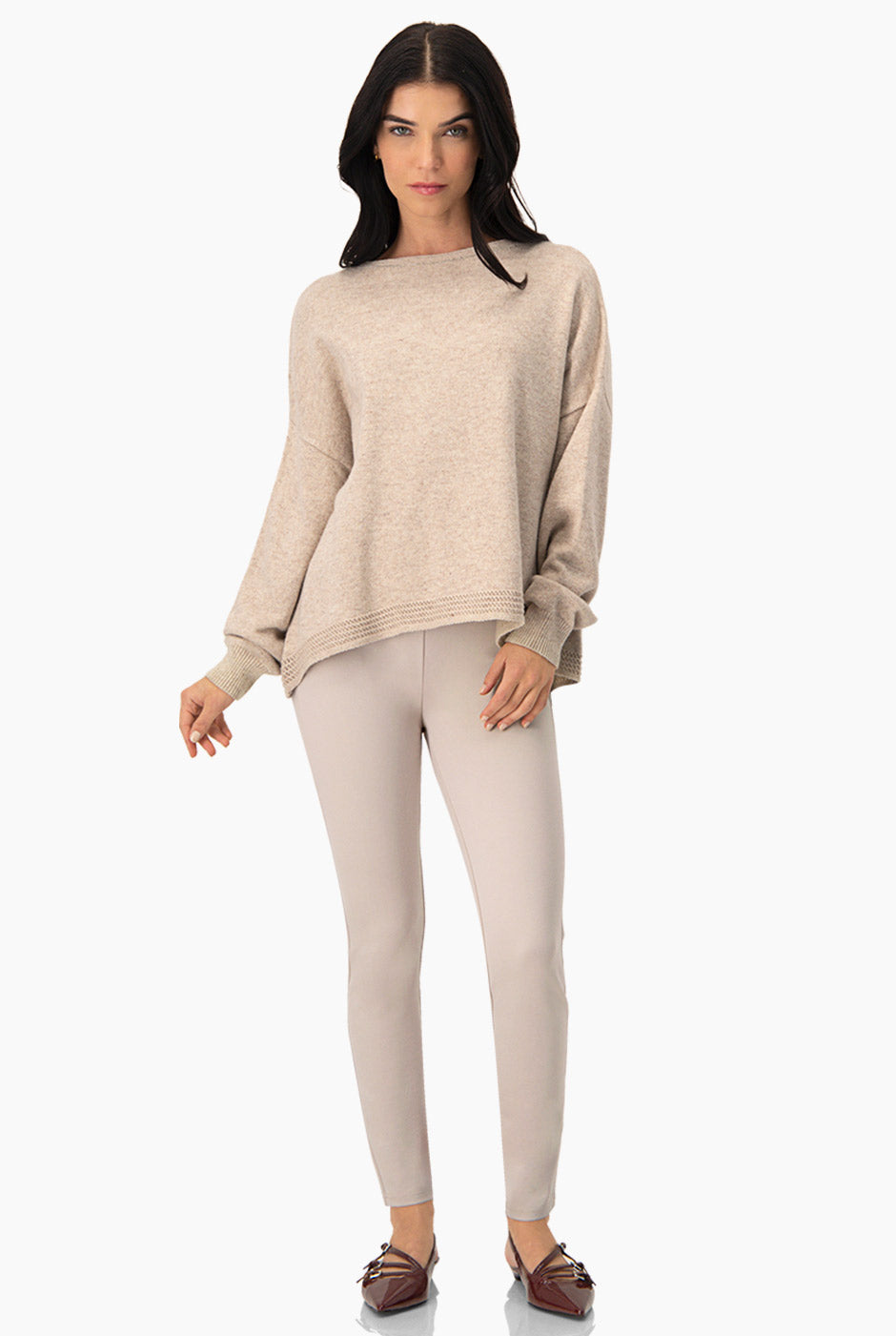 Pantalón Slim Beige con Botones Decorativos