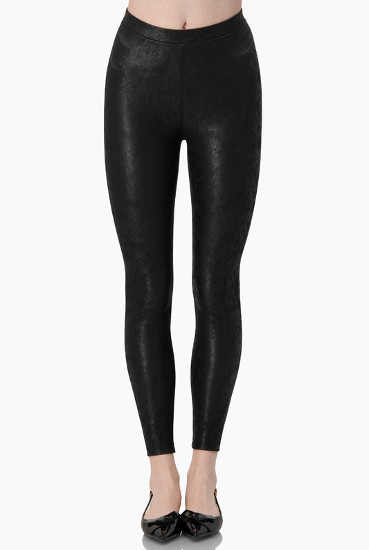 Pantalón negro con estampado de cocodrilo y superficie brillante