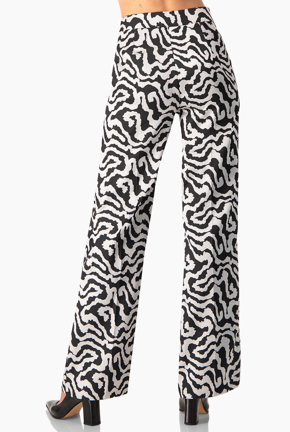 Pantalón recto plateado con estampado animal print y cierre lateral