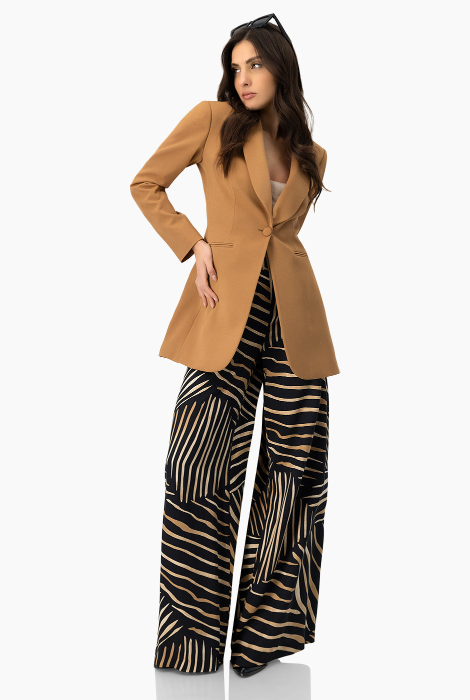 Pantalón amplio negro con estampado de rayas y cierre lateral
