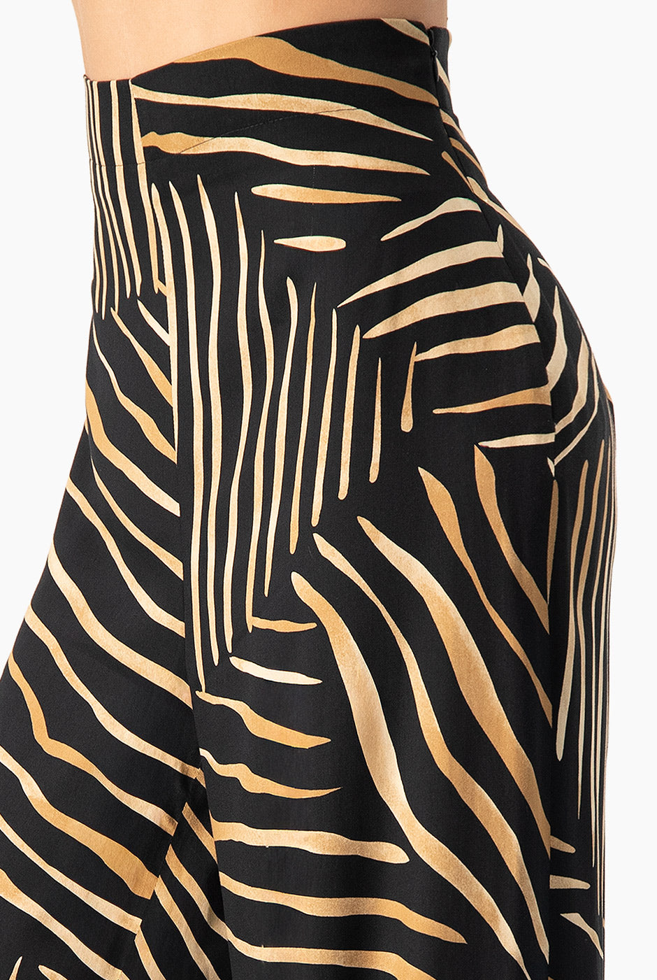 Pantalón amplio negro con estampado de rayas y cierre lateral