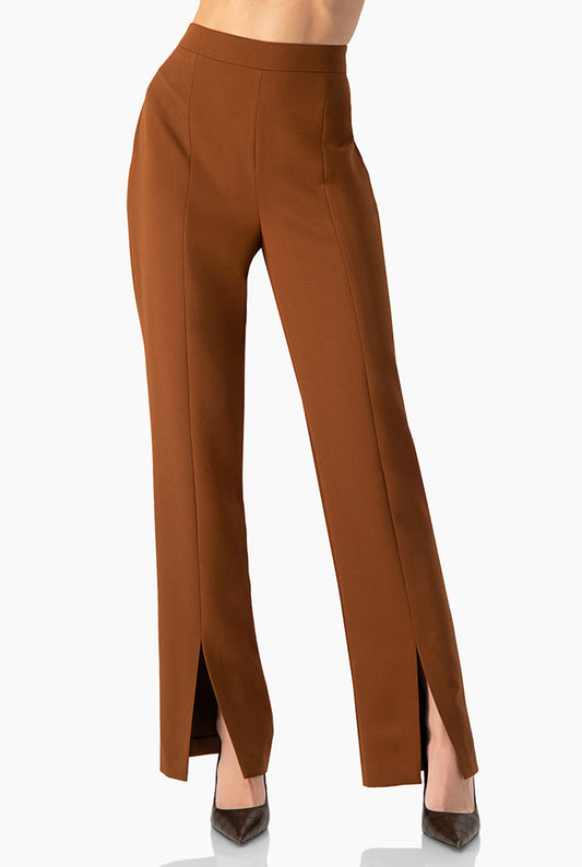 Pantalón café recto con aberturas en las piernas
