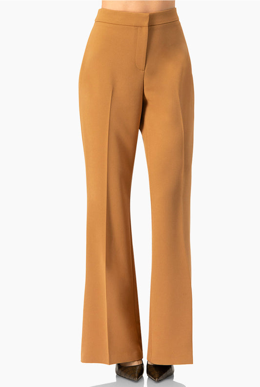 Pantalón semi campana camello con cierre y bolsillos simulados.