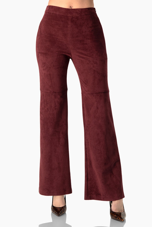 Pantalón campana liso en tono vino con broche