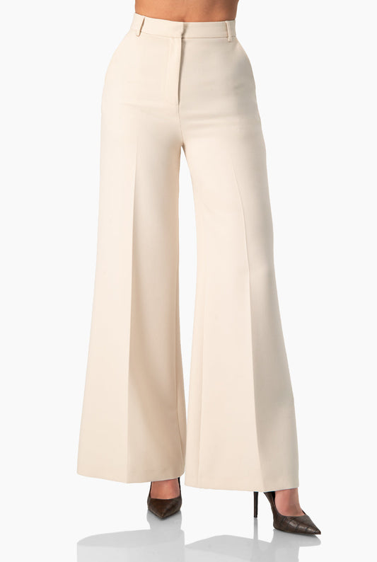 Pantalón liso marfil con pierna amplia y bolsillos