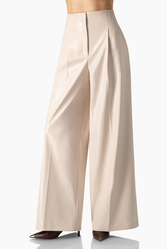 Pantalón amplio marfil de vinipiel con bolsillos laterales.
