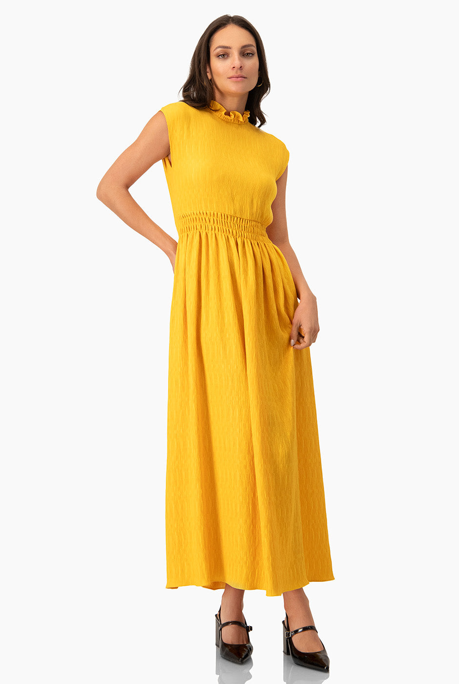 Vestido largo amarillo sin mangas con cuello alto y cintura fruncida