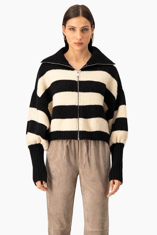 Suéter negro de rayas con zipper y mangas largas